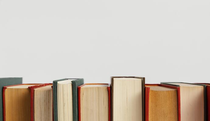 disposizione-dei-vecchi-libri-con-lo-spazio-della-copia (1)